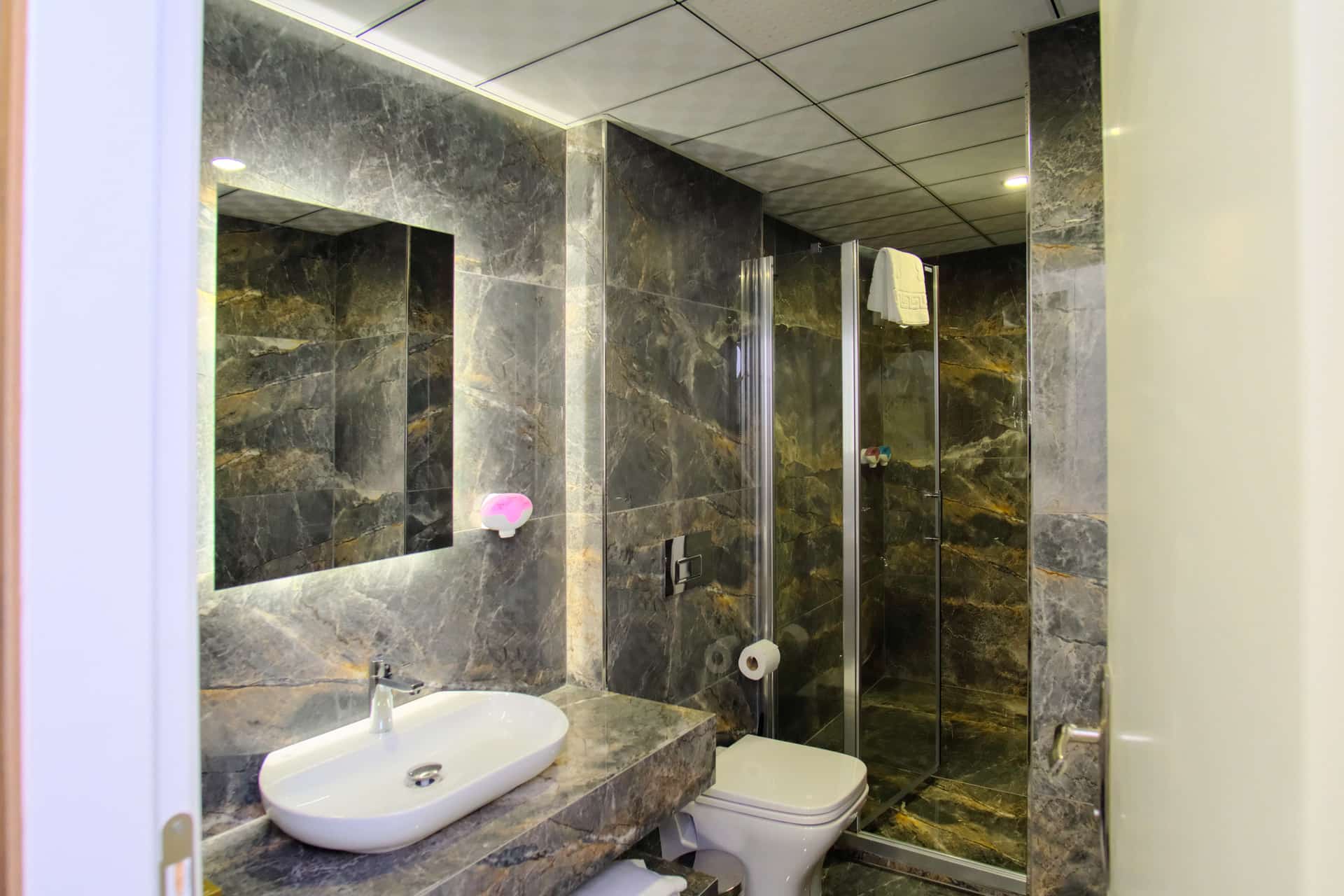 Kara Manzaralı Geniş Aile Odası