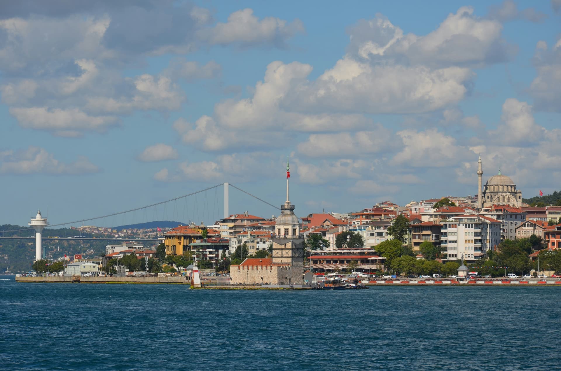 Üsküdar'da Bir Ramazan Akşamı: Tarihi Camilerden Sıcak Bir Çay Molasına