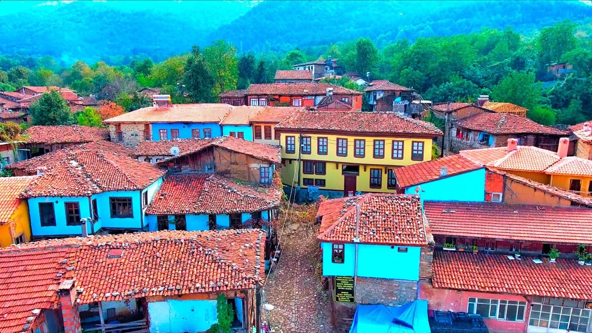 bursa-cumalikizik-tarihi-evleri-arasinda-yuruyen-aile