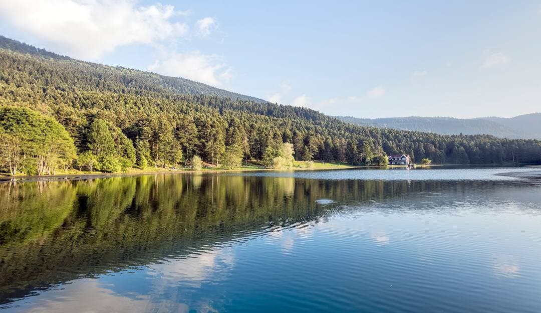 bolu-abant-golu-kenarinda-sonbahar-manzarasi