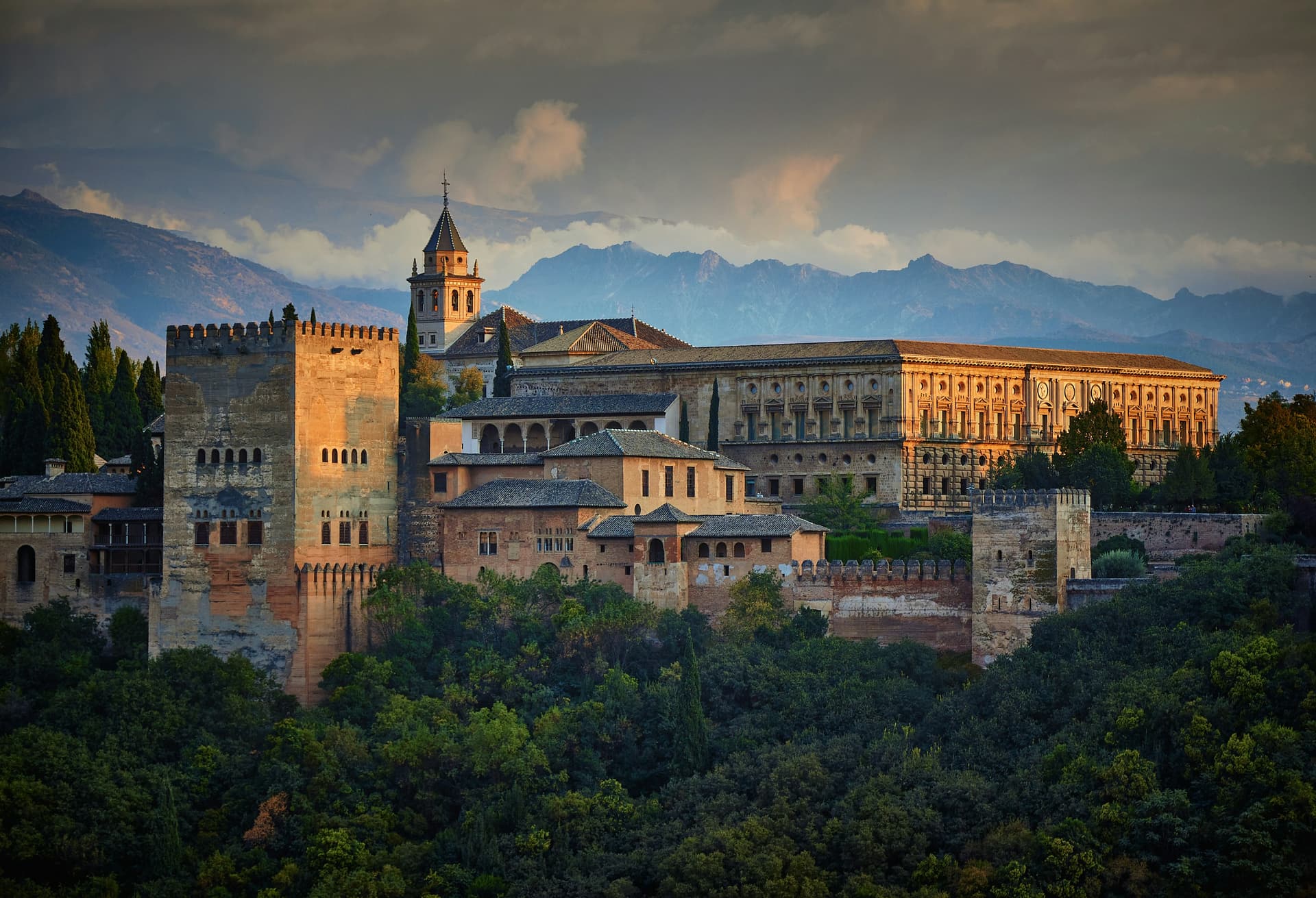 alhambra palast granada und sierra nevada berge